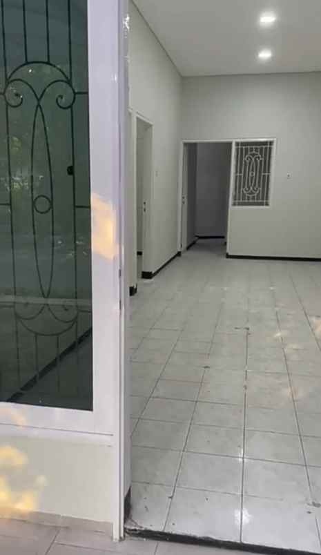 semolowaru raya merr 1 lantai minim 2 thn