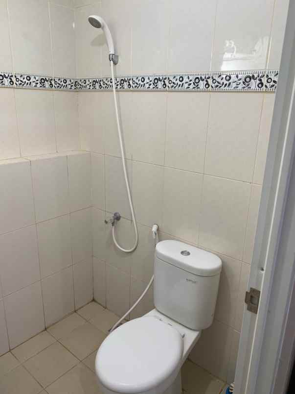 yale tipe studio furnish view pool nego lantai 22