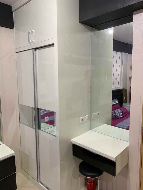 yale tipe studio furnish view pool nego lantai 22