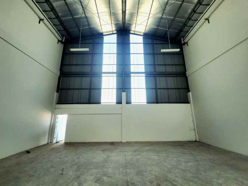 dijual disewakan gudang di manyar jipe