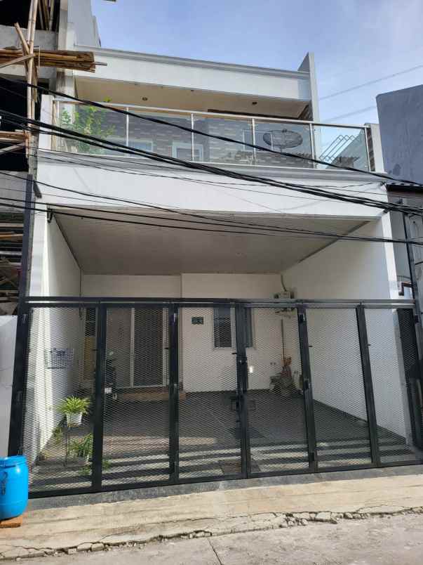 dijual rumah 3 lantai kelapa gading