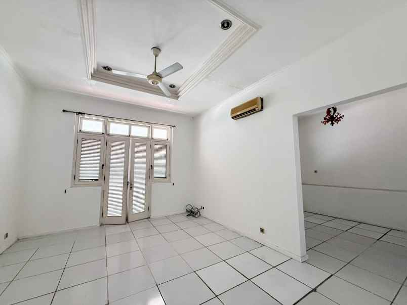 dijual rumah ada kolam renang di menteng jakarta pusat