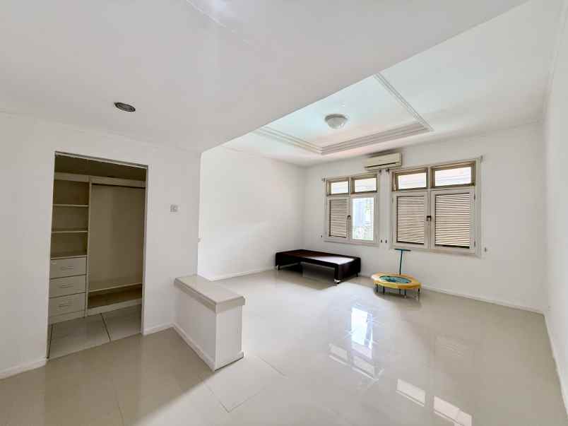 dijual rumah ada kolam renang di menteng jakarta pusat