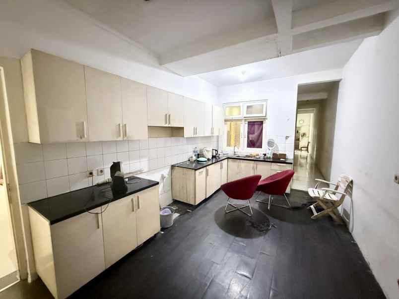dijual rumah ada kolam renang di menteng jakarta pusat