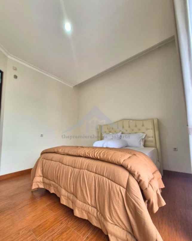 dijual rumah american classic di beji depok