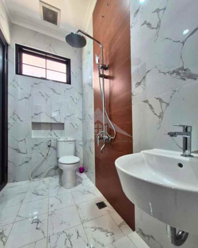 dijual rumah american classic di beji depok