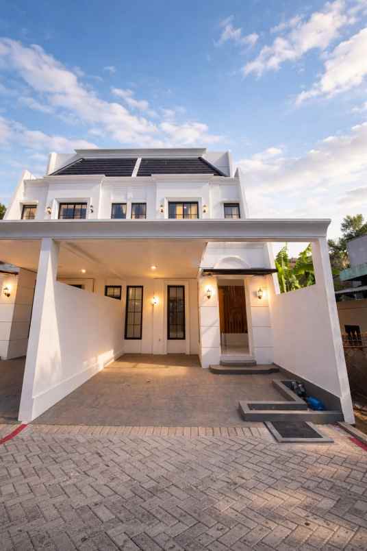 dijual rumah baru design classic modern siap huni