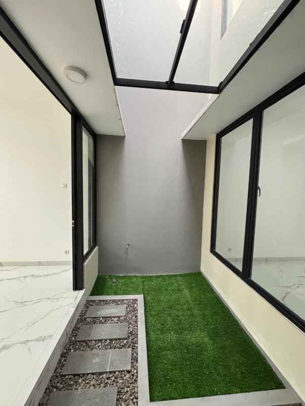 dijual rumah baru design classic modern siap huni