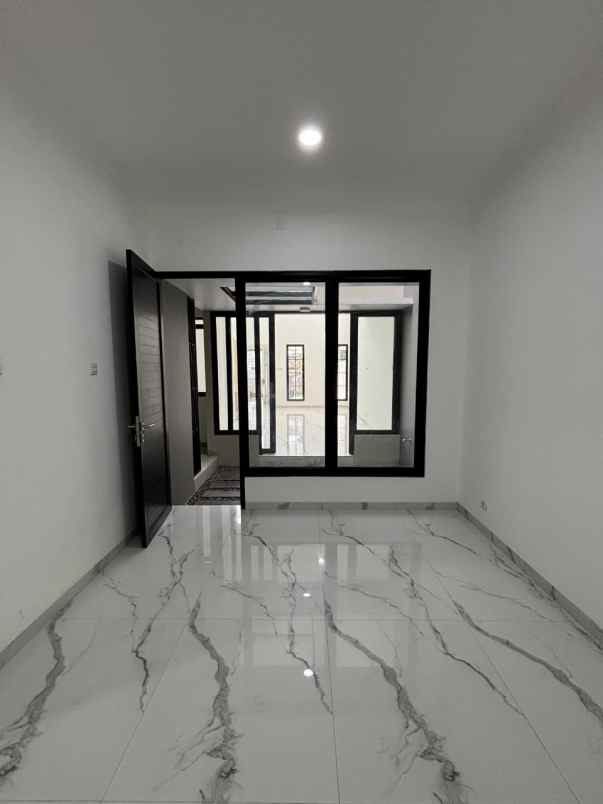 dijual rumah baru design classic modern siap huni