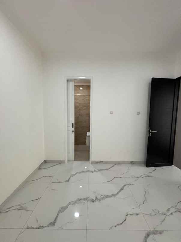 dijual rumah baru design classic modern siap huni