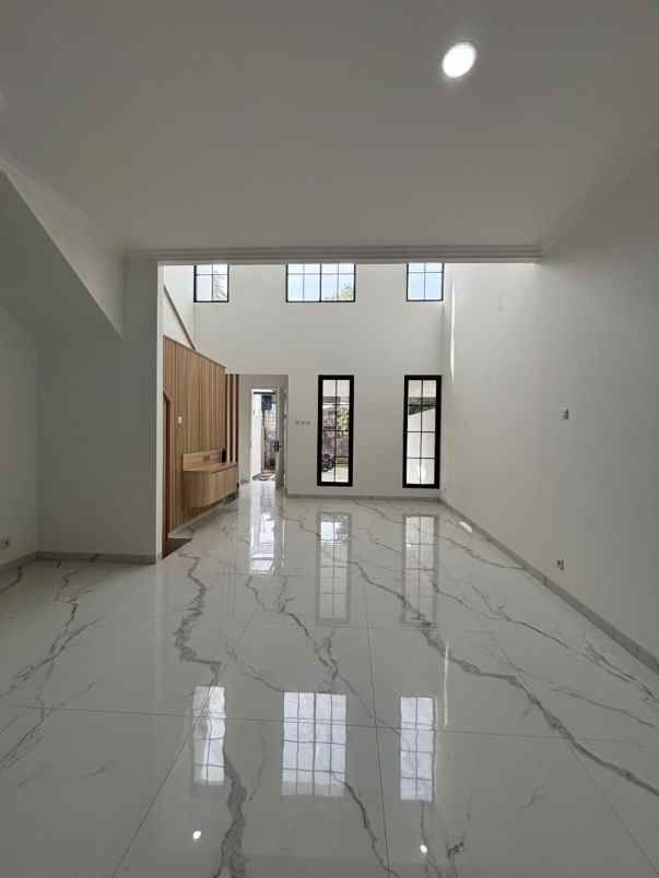 dijual rumah baru design classic modern siap huni