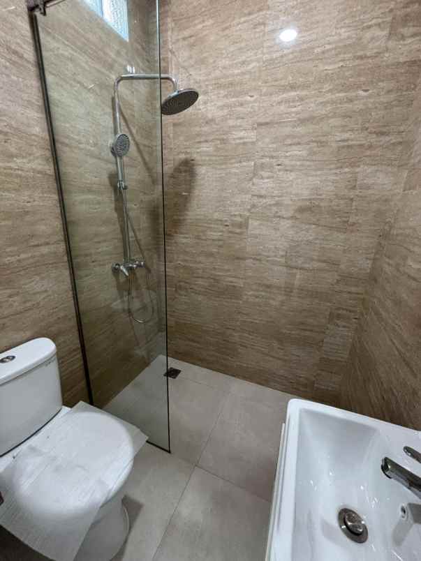 dijual rumah baru design classic modern siap huni