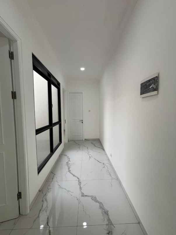 dijual rumah baru design classic modern siap huni