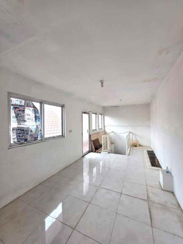 dijual rumah boulevard hijau regency