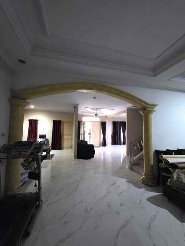 dijual rumah boulevard hijau regency