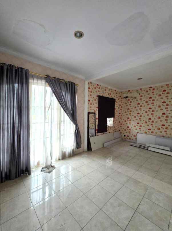 dijual rumah boulevard hijau regency