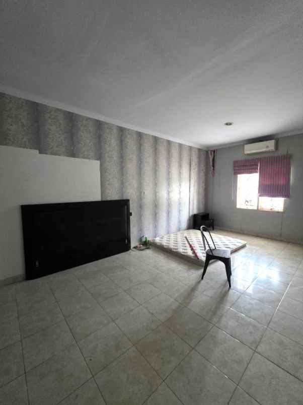 dijual rumah boulevard hijau regency