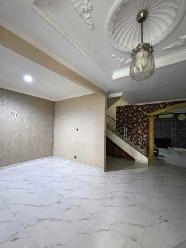 dijual rumah boulevard hijau regency