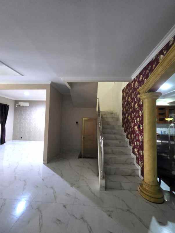 dijual rumah boulevard hijau regency