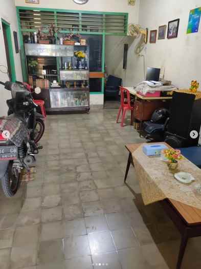 dijual rumah bratang gede