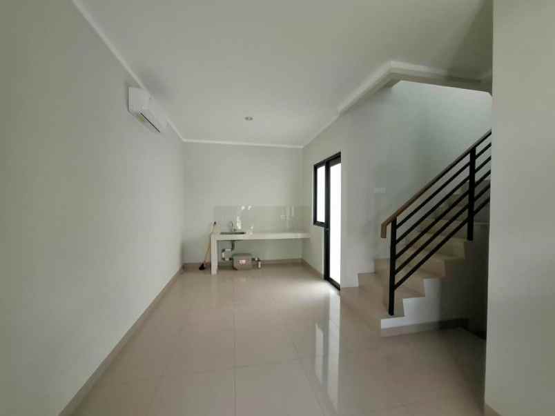 dijual rumah cluster regia summarecon