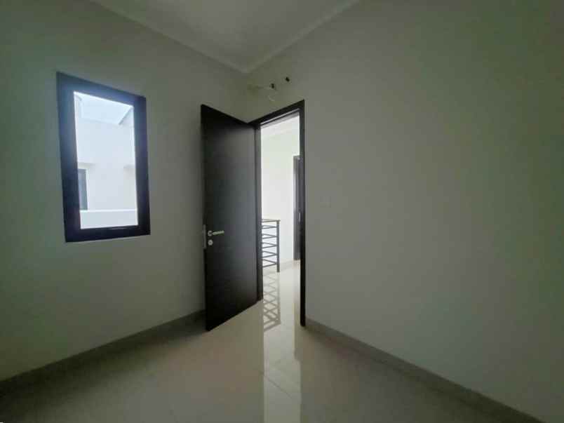 dijual rumah cluster regia summarecon