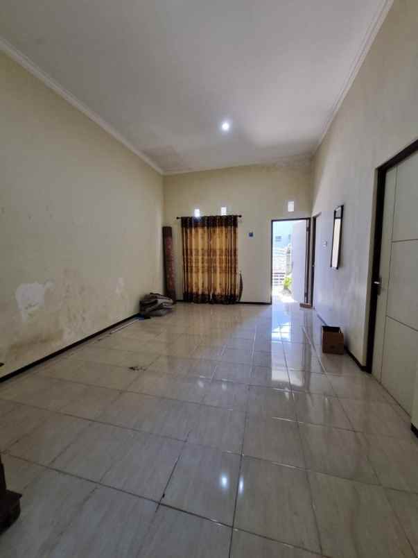 dijual rumah di perumahan griya permata
