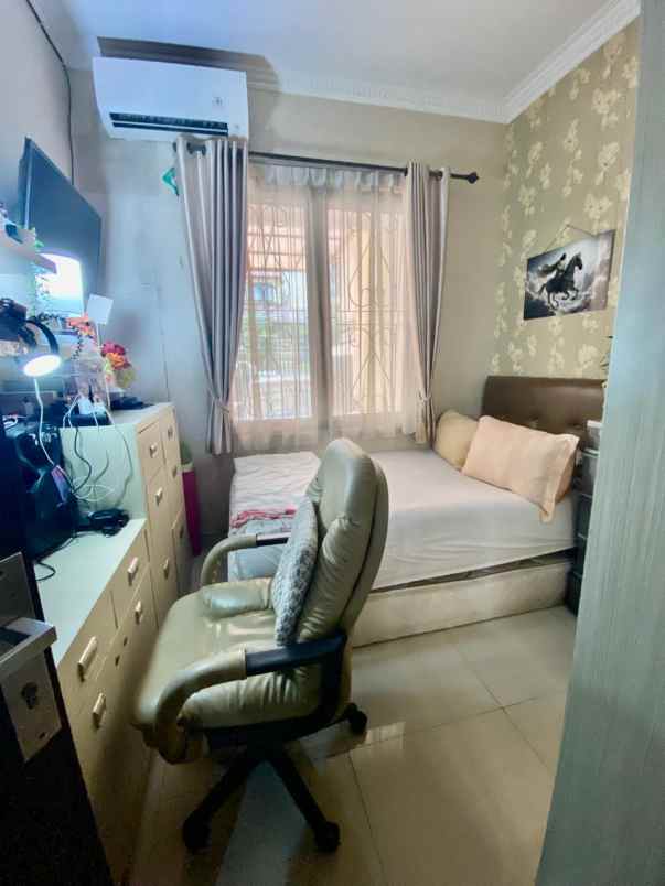 dijual rumah duri kepa dekat taman ratu