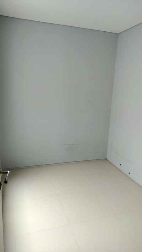 dijual rumah gladstone grand pakuwon