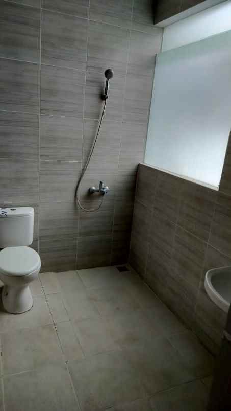 dijual rumah gladstone grand pakuwon