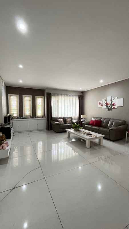 dijual rumah graha famili