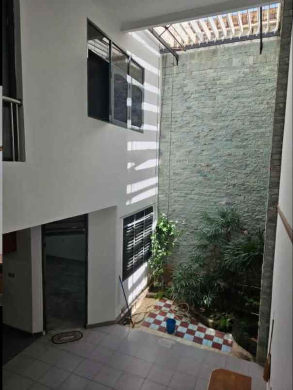 dijual rumah green garden