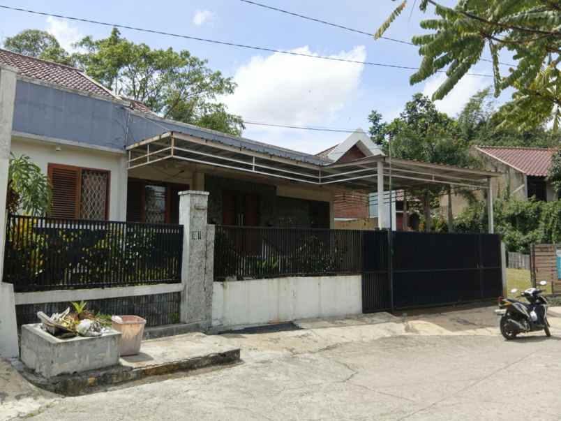 dijual rumah gunung batu pasteur