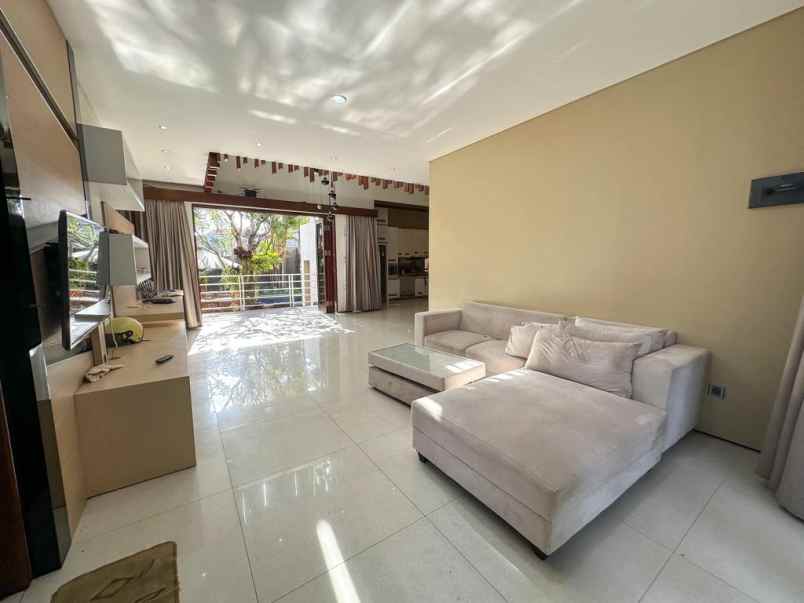 dijual rumah jalan gatot subroto barat