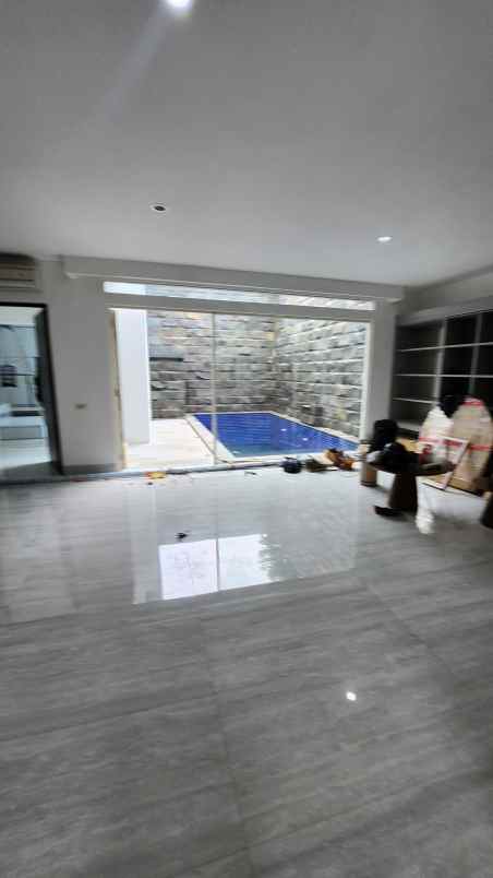 dijual rumah jalan graha famili