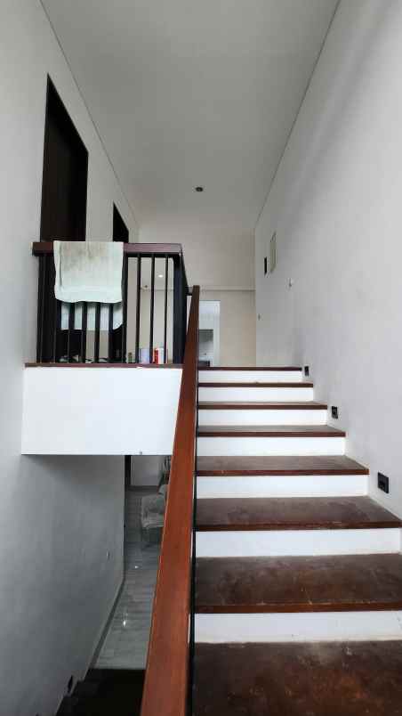 dijual rumah jalan graha famili