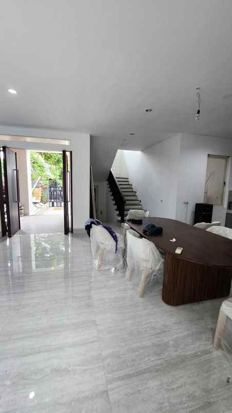 dijual rumah jalan graha famili