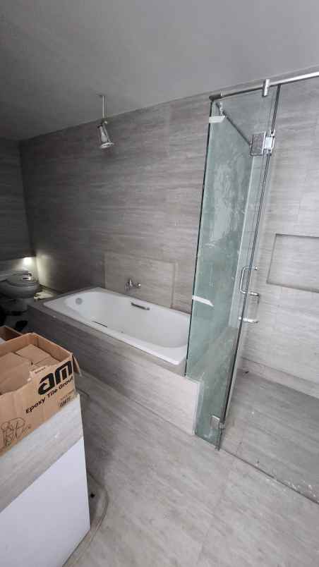 dijual rumah jalan graha famili