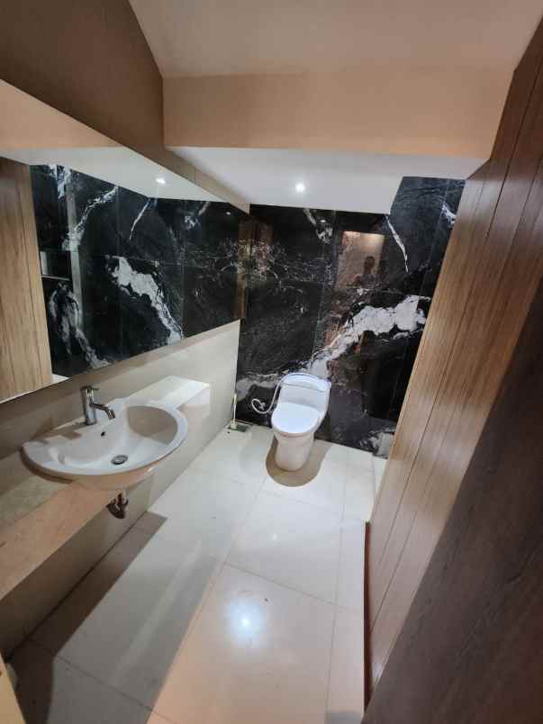 dijual rumah jalan pakuwon indah ritz