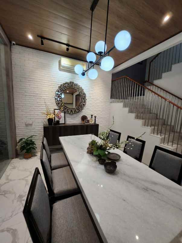 dijual rumah jalan pakuwon indah ritz