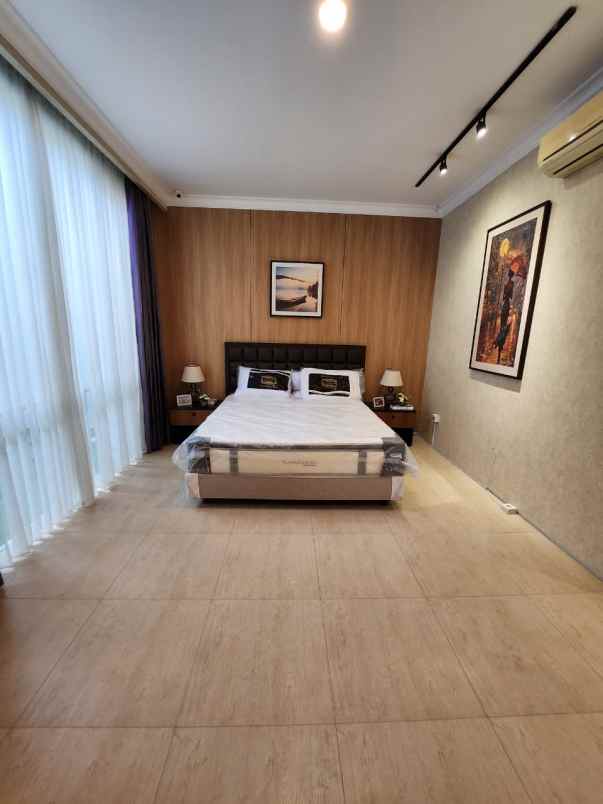 dijual rumah jalan pakuwon indah ritz