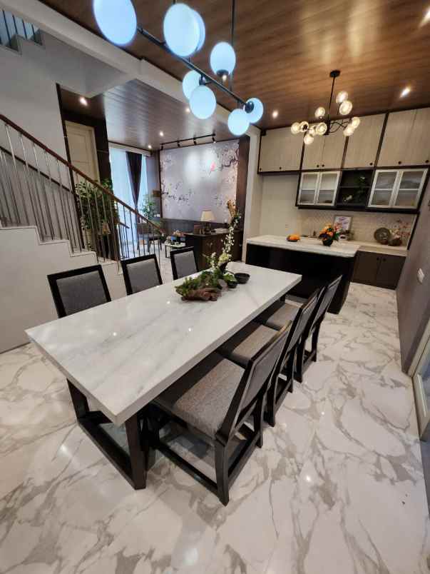 dijual rumah jalan pakuwon indah ritz