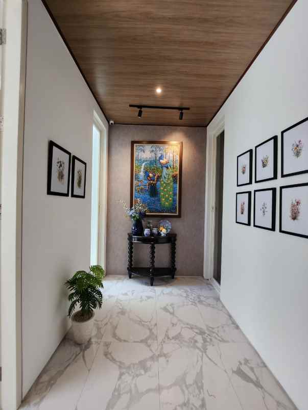 dijual rumah jalan pakuwon indah ritz