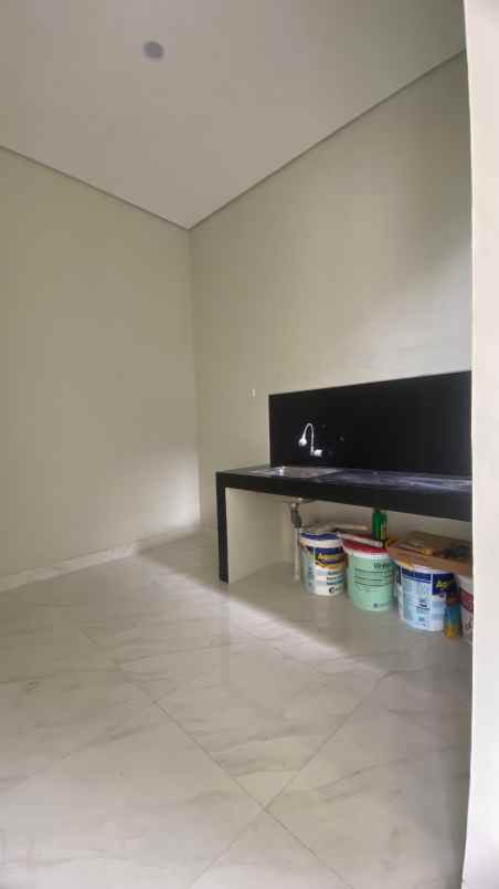 dijual rumah jalan raya pamulang dekat