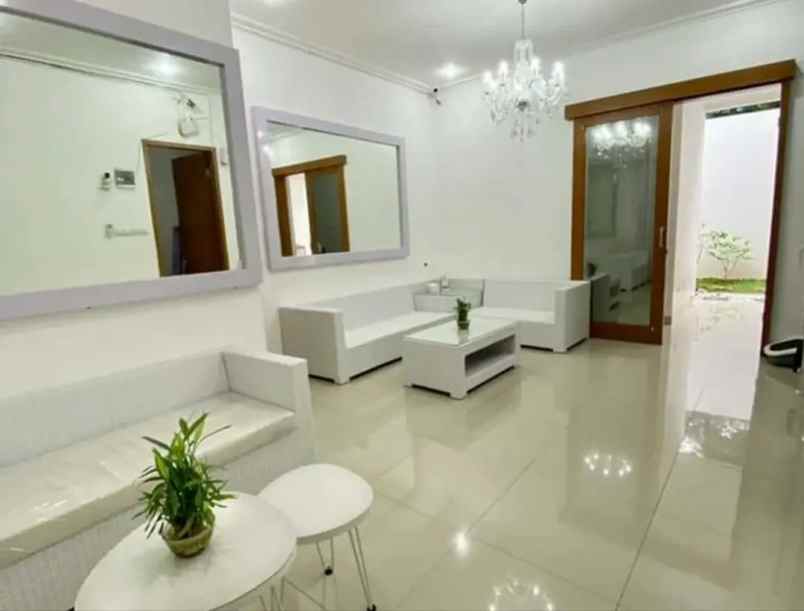 dijual rumah jl arcamanik endah