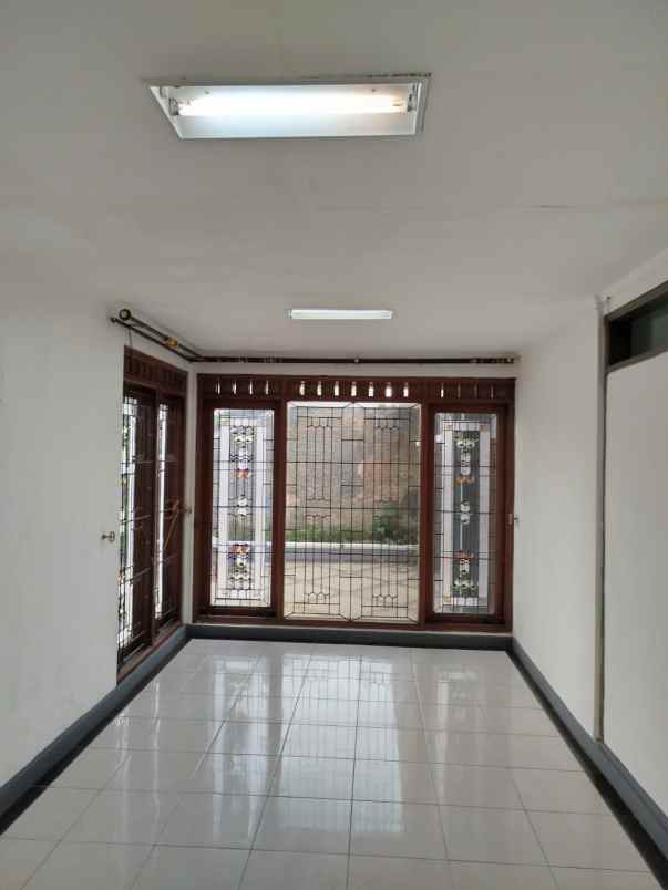 dijual rumah jl awiligar