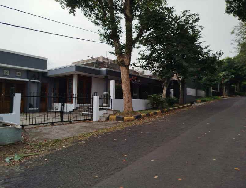 dijual rumah jl awiligar