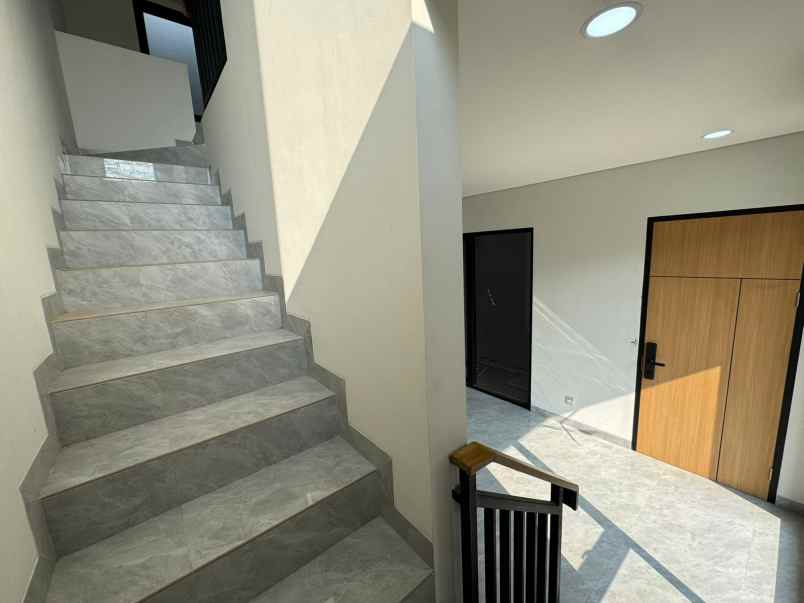 dijual rumah jl cendrawasih cipayung