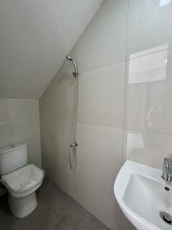 dijual rumah jl cendrawasih cipayung