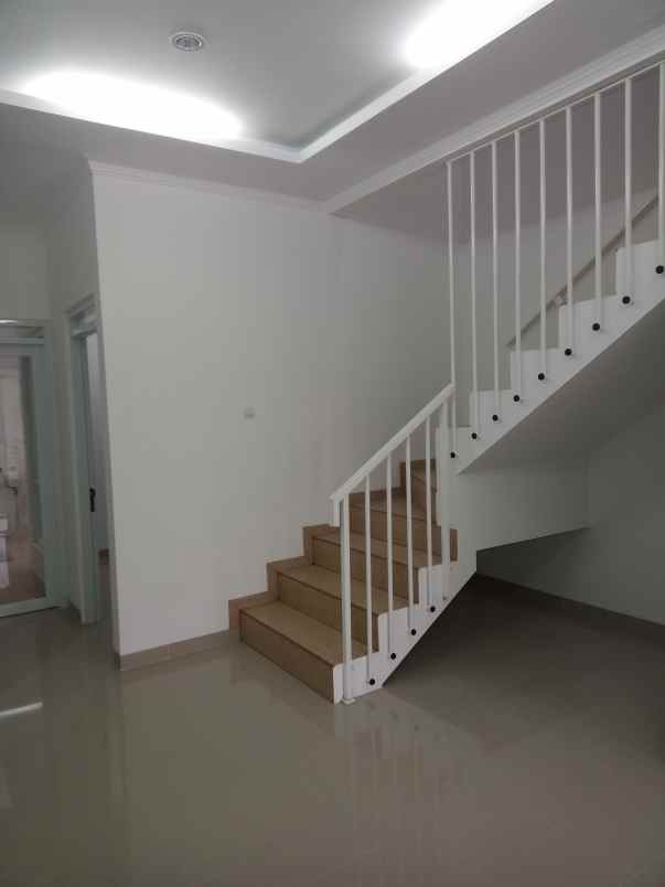 dijual rumah jl cisaranten kulon